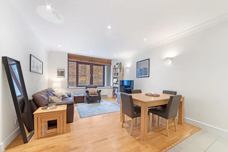 Flat Star Place in Greater London