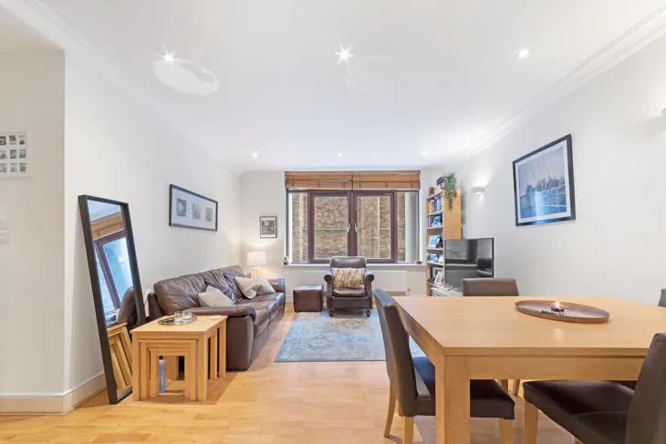 Flat Star Place in Greater London