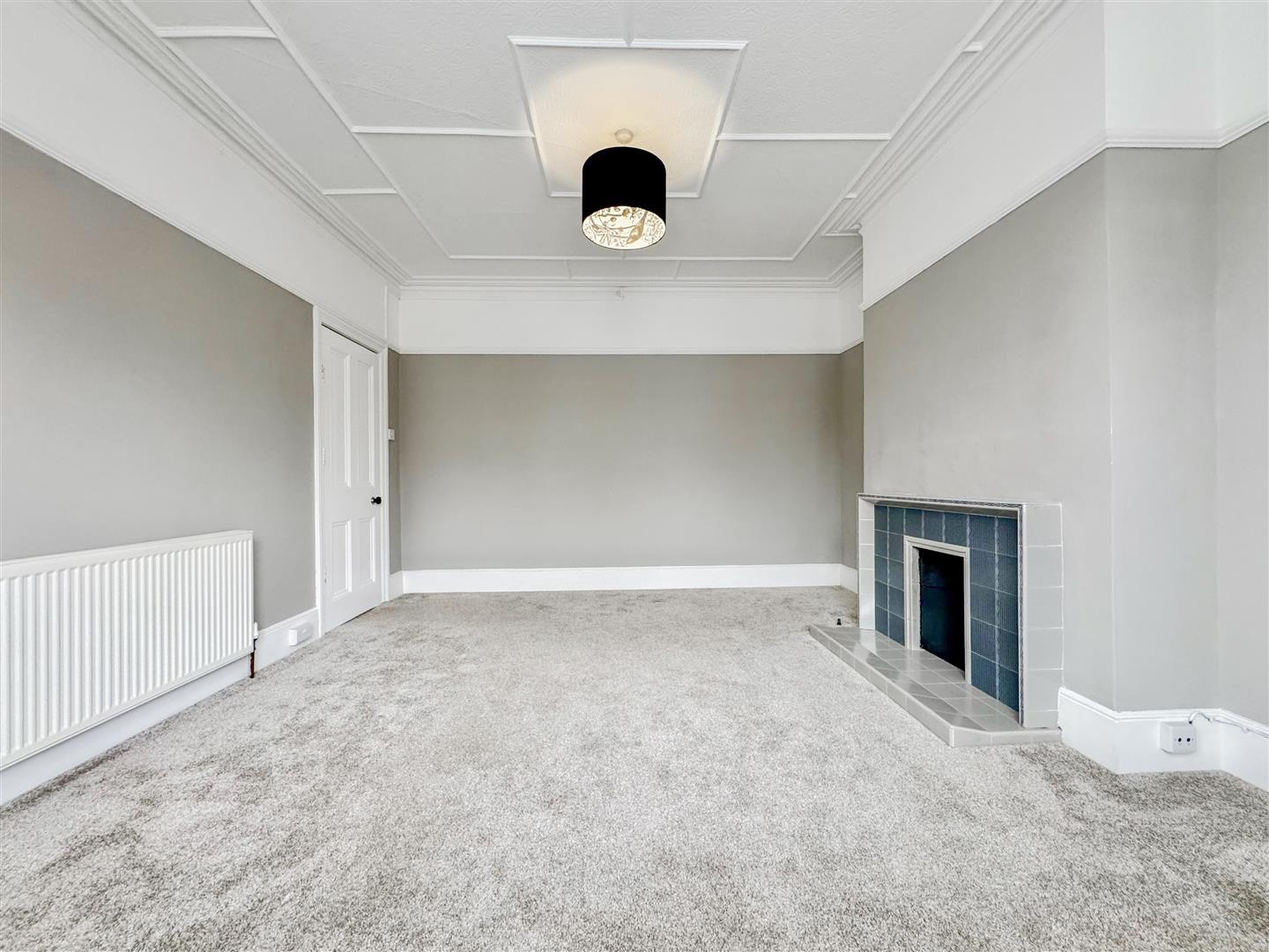Flat Linden Road in Rother