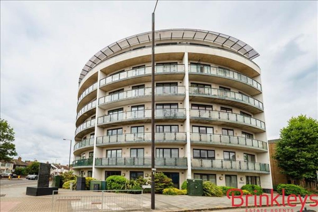 Flat Gresham Way in Greater London