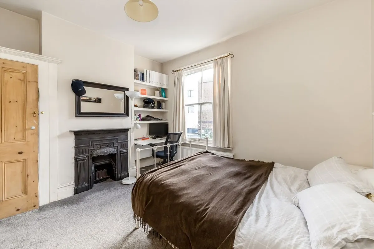 Flat Broadwater Road in Greater London