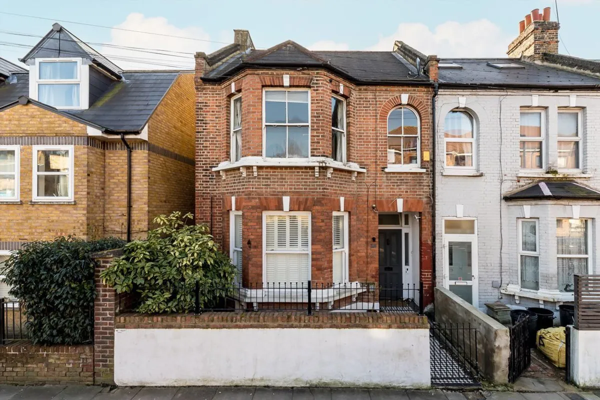 Flat Broadwater Road in Greater London