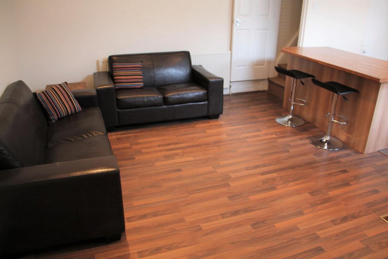 Flat Trelawn Avenue in Leeds