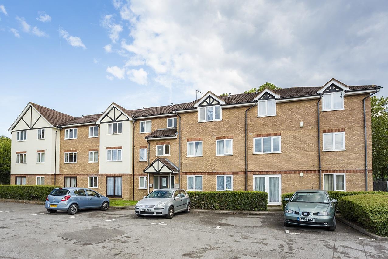 Flat Raven Close in Greater London