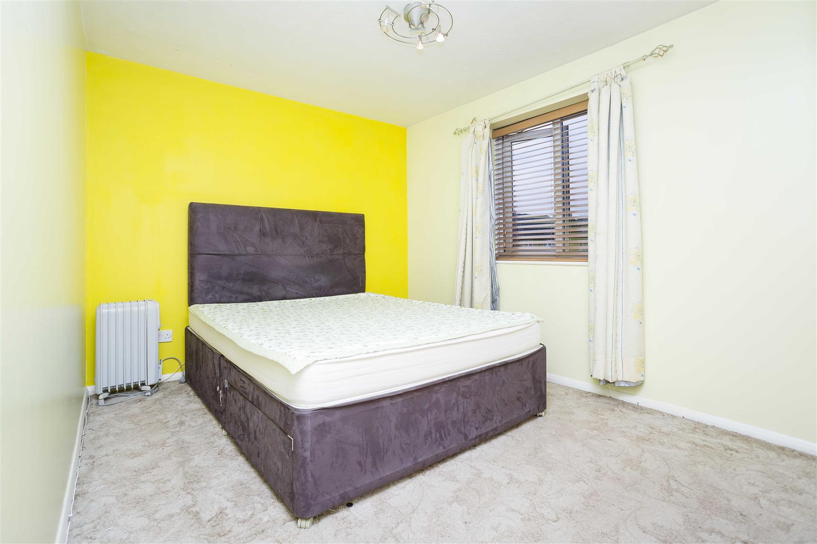 Flat Raven Close in Greater London