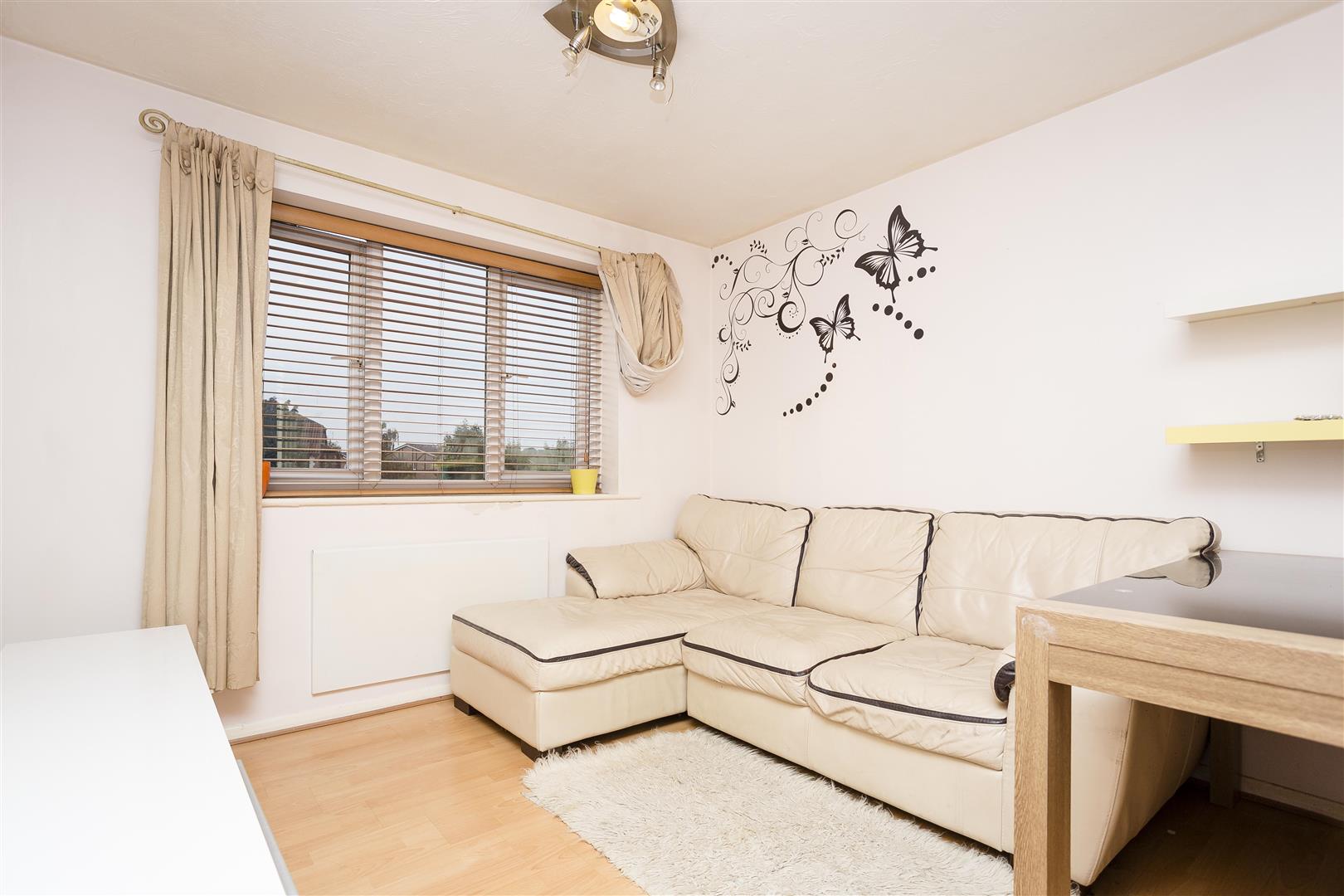 Flat Raven Close in Greater London