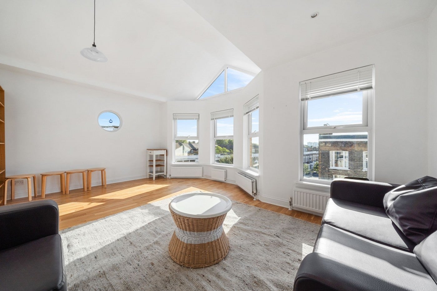 Flat Davenant Road in Greater London