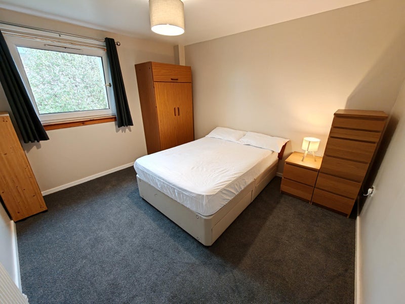 Flat Dumbryden Gardens in City of Edinburgh