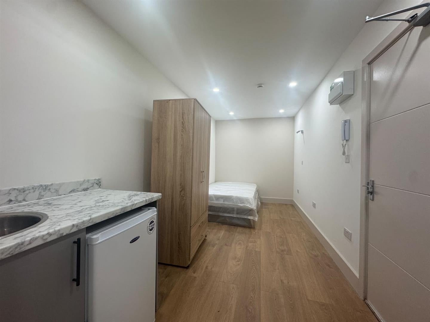 Room West End Road in Greater London
