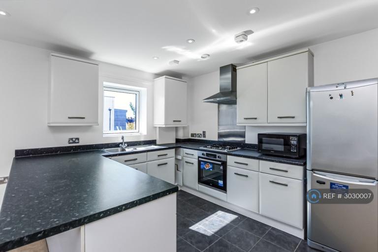 Flat Drinkwater Road in Greater London