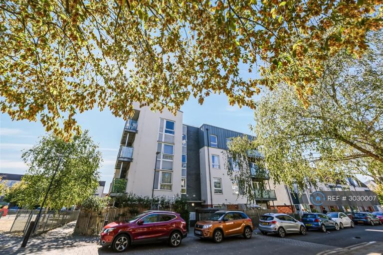 Flat Drinkwater Road in Greater London