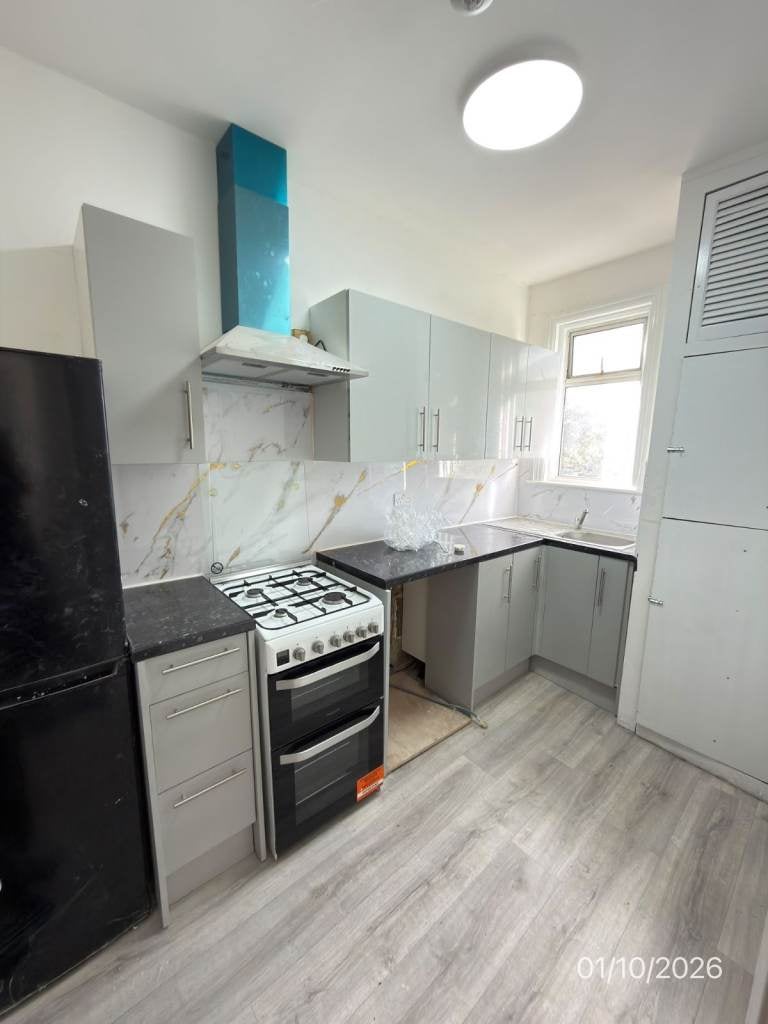 Flat Elgin Road in Greater London