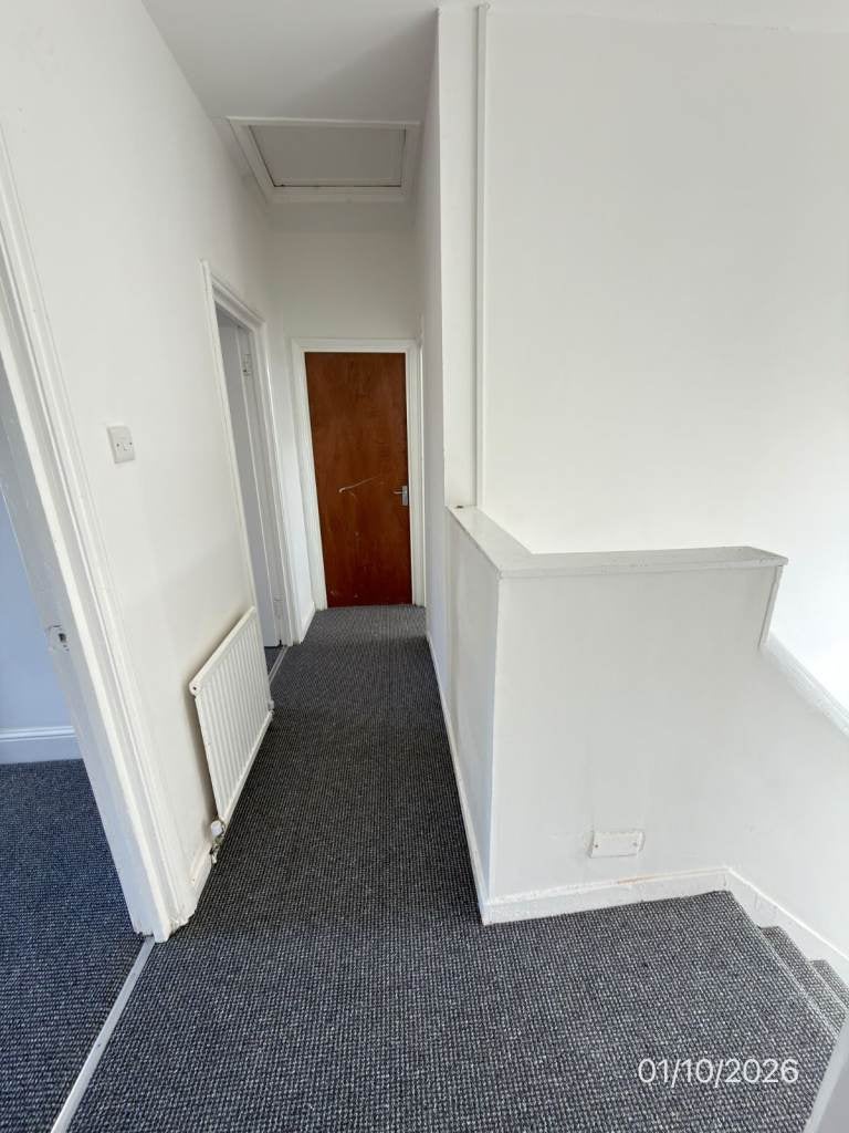 Flat Elgin Road in Greater London