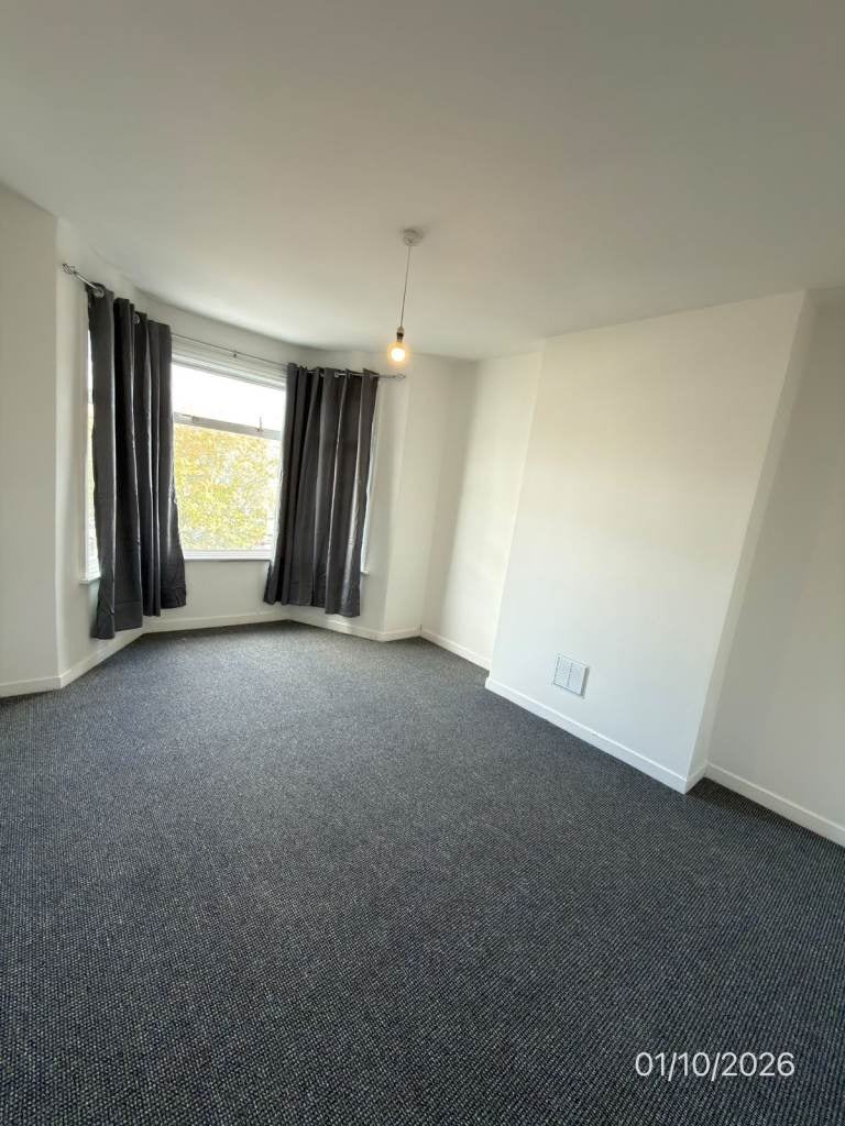 Flat Elgin Road in Greater London