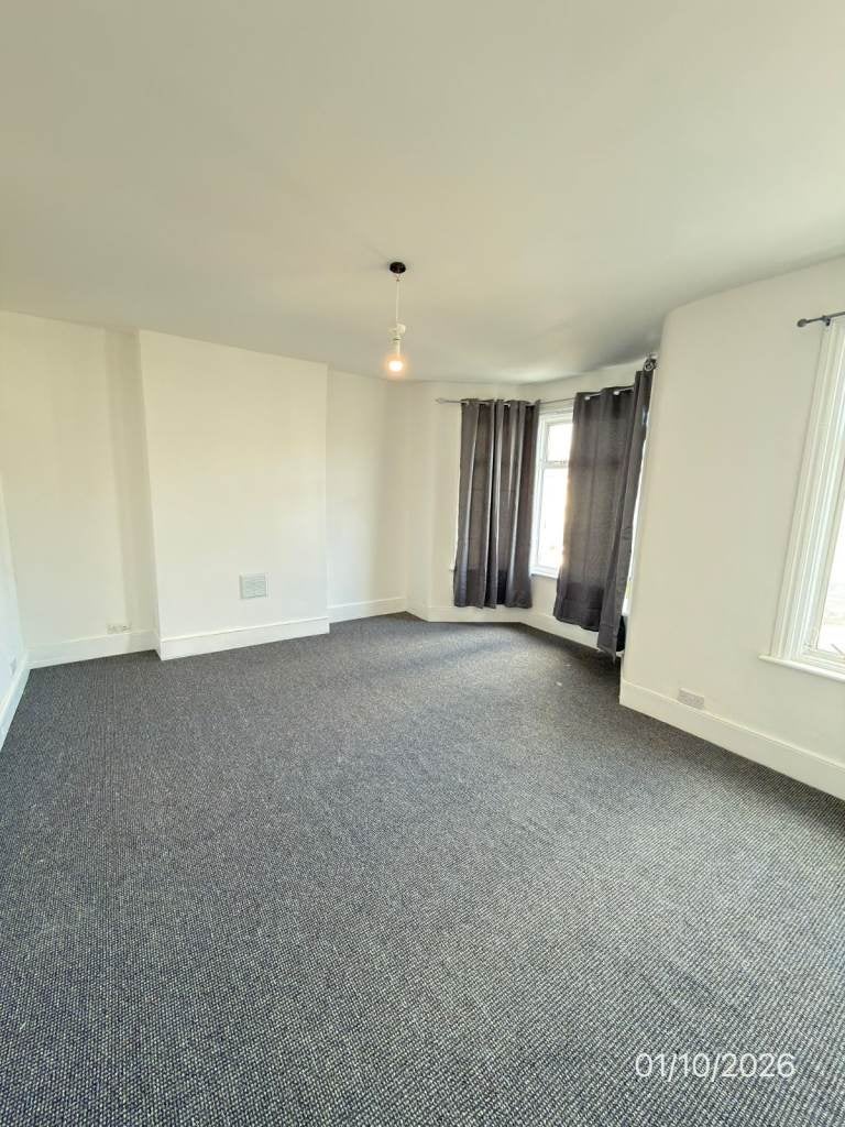 Flat Elgin Road in Greater London