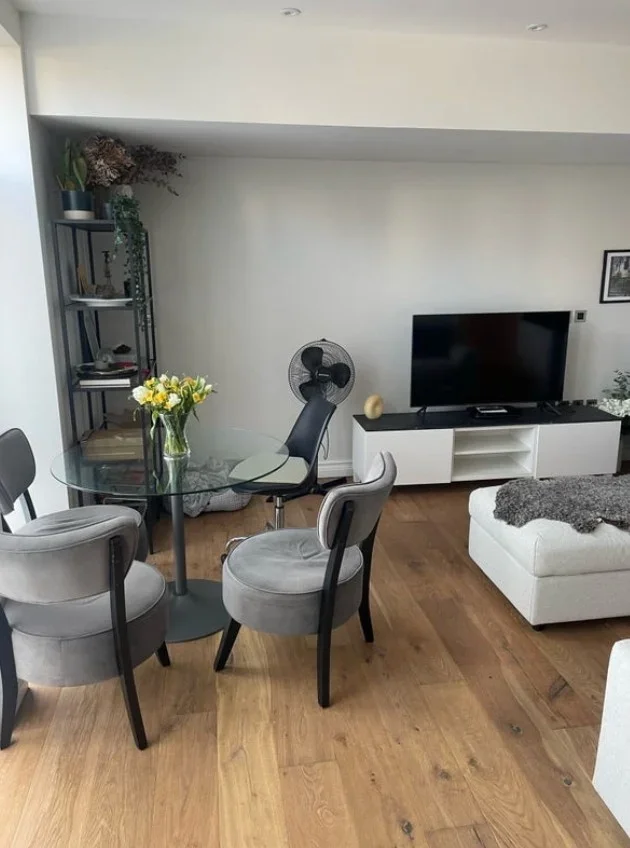 Flat Littleworth Road in Elmbridge