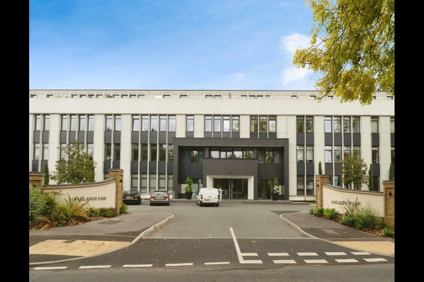Flat Littleworth Road in Elmbridge