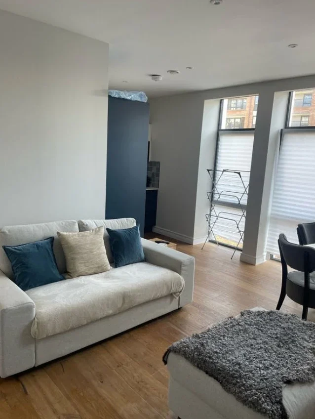 Flat Littleworth Road in Elmbridge