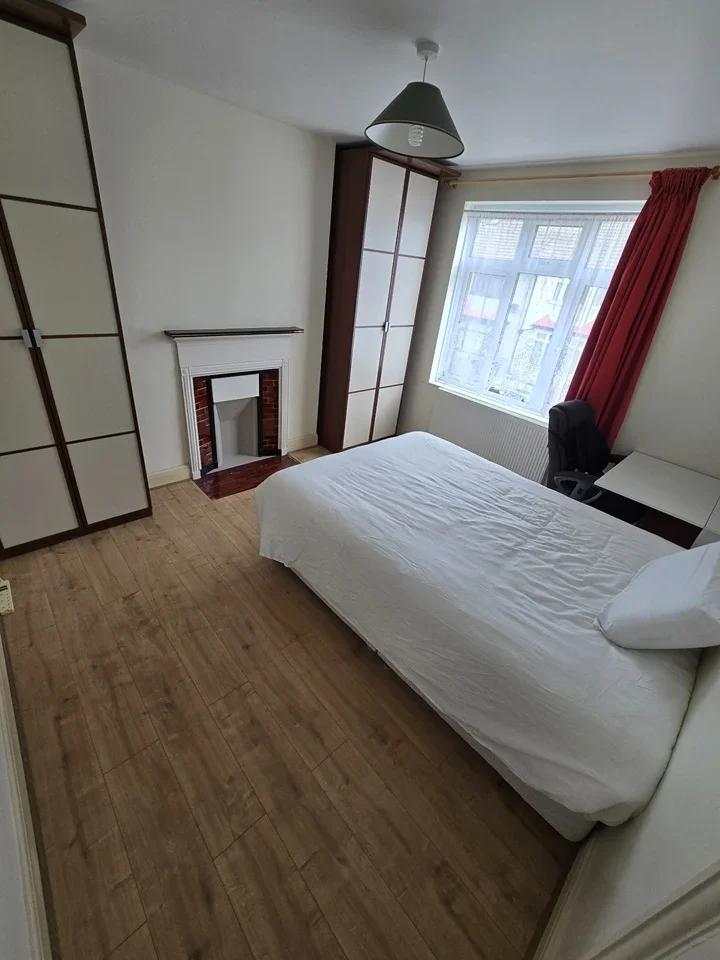 Room Heyford Road in Greater London