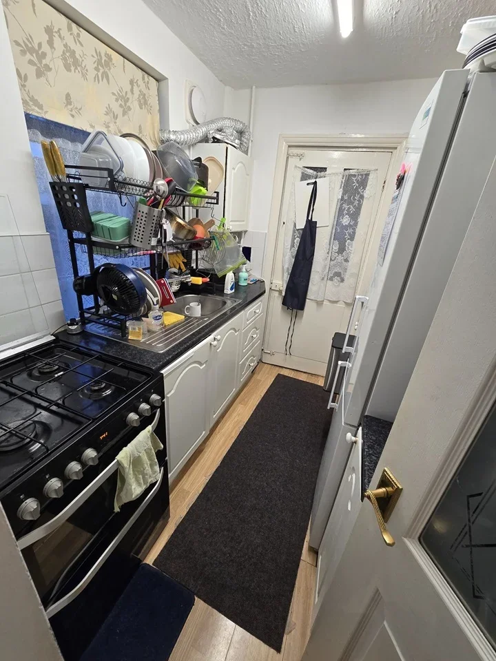Room Heyford Road in Greater London