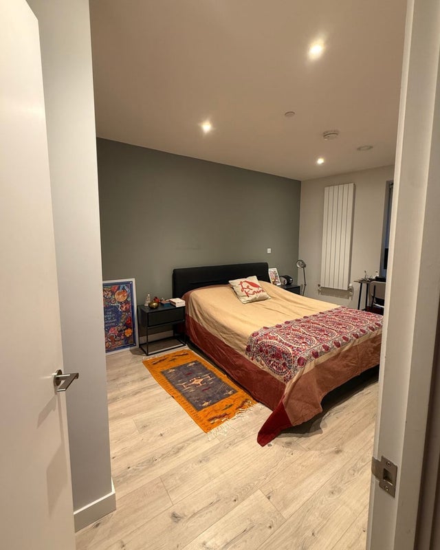 Room Wickford Way in Greater London