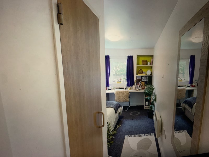 Room Maindy Road in Cardiff