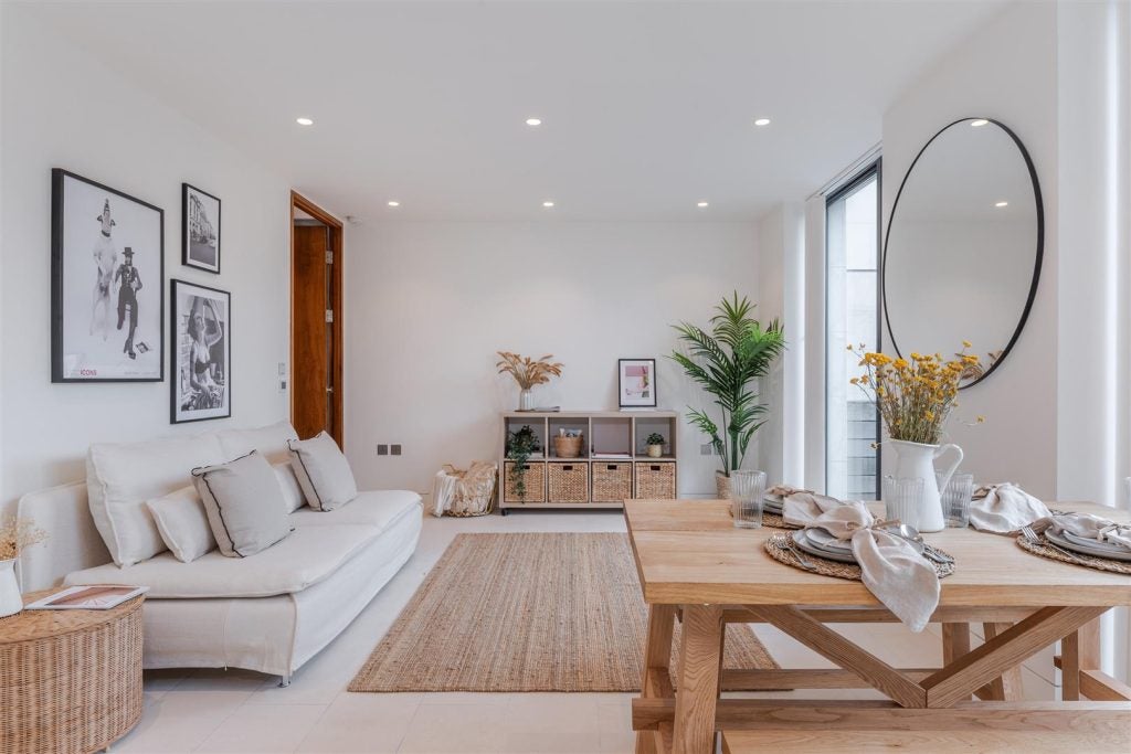 Flat Gloucester Crescent in Greater London