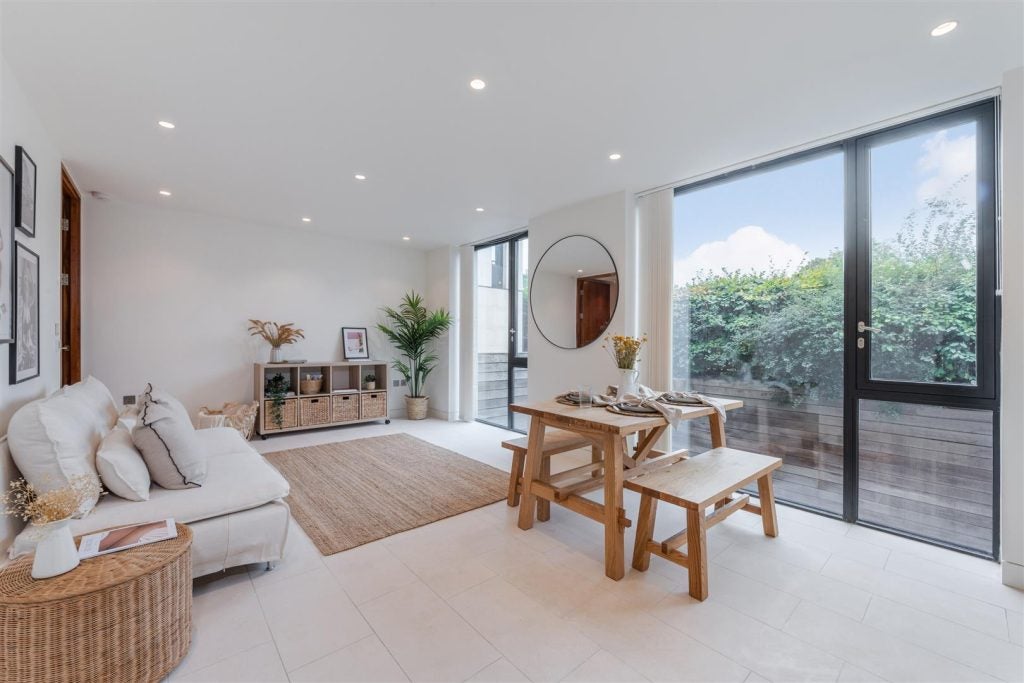 Flat Gloucester Crescent in Greater London