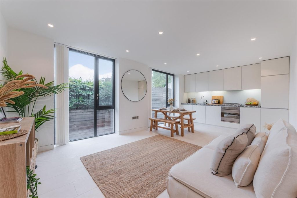 Flat Gloucester Crescent in Greater London