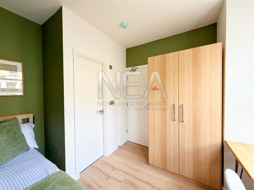 Room Curzon Street in Reading