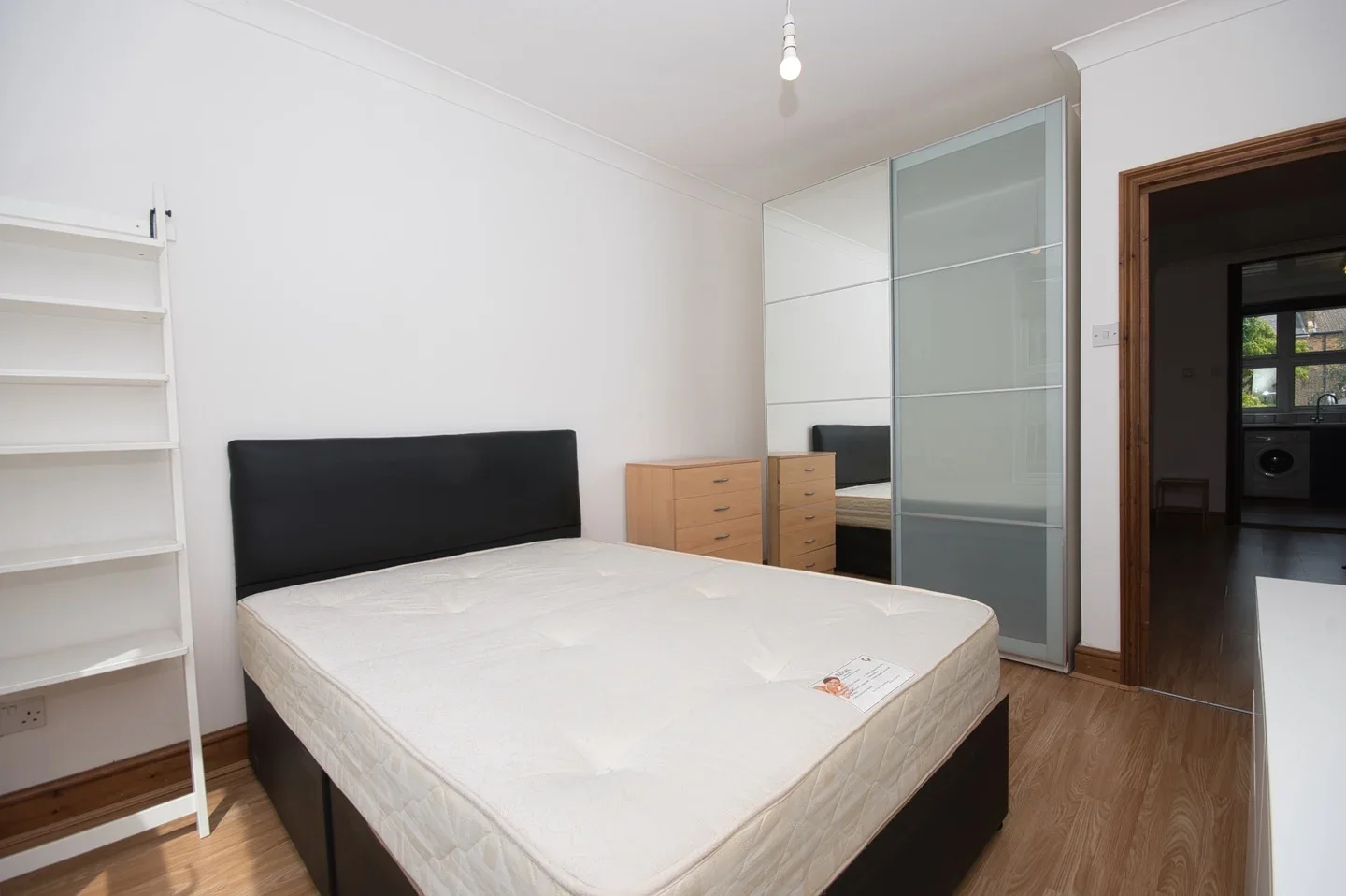 Flat Greenwood Road in Greater London
