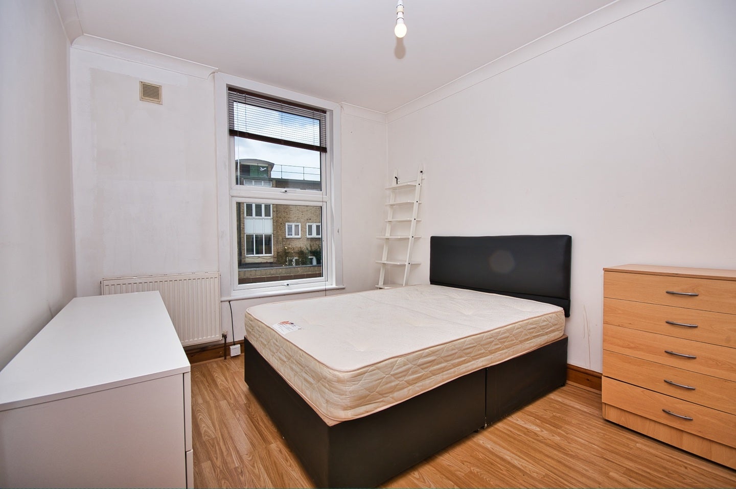 Flat Greenwood Road in Greater London