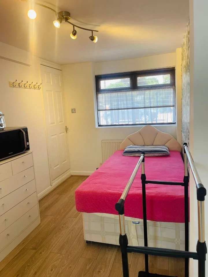 Room Orchard Avenue in Greater London