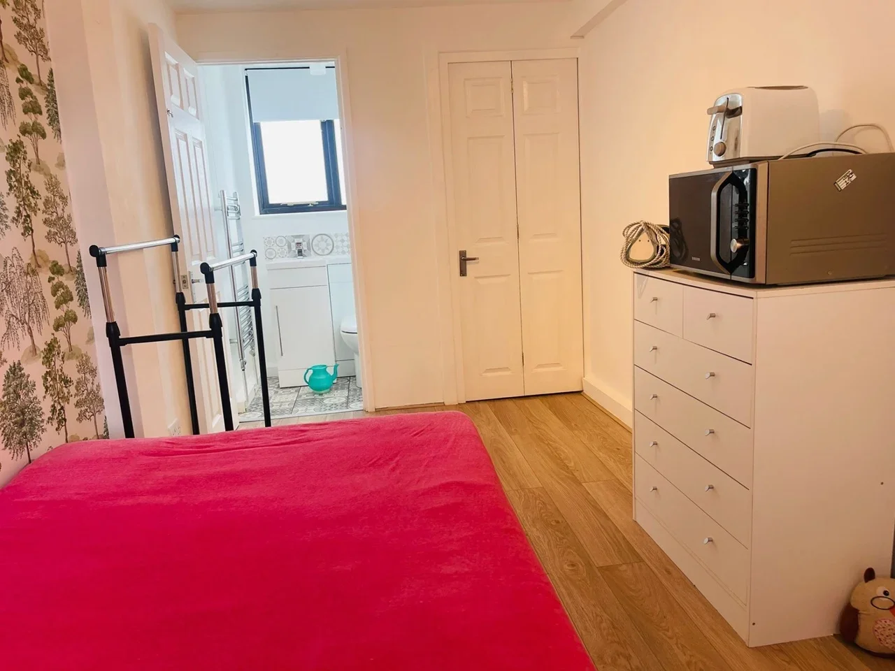 Room Orchard Avenue in Greater London