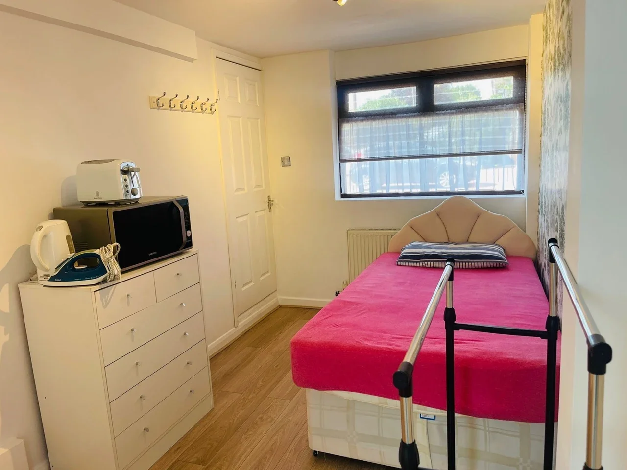 Room Orchard Avenue in Greater London