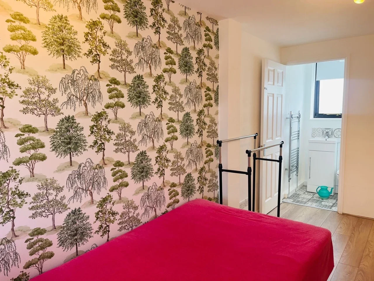 Room Orchard Avenue in Greater London