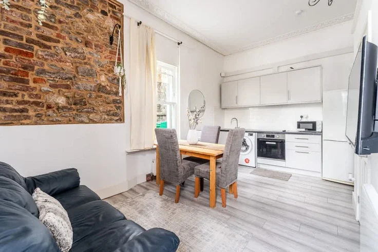 Flat Oakfield Place in Bristol