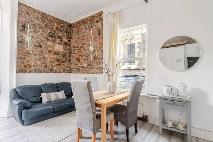 Flat Oakfield Place in Bristol