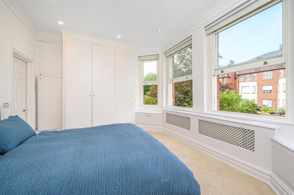 Flat Frognal Lane in Greater London