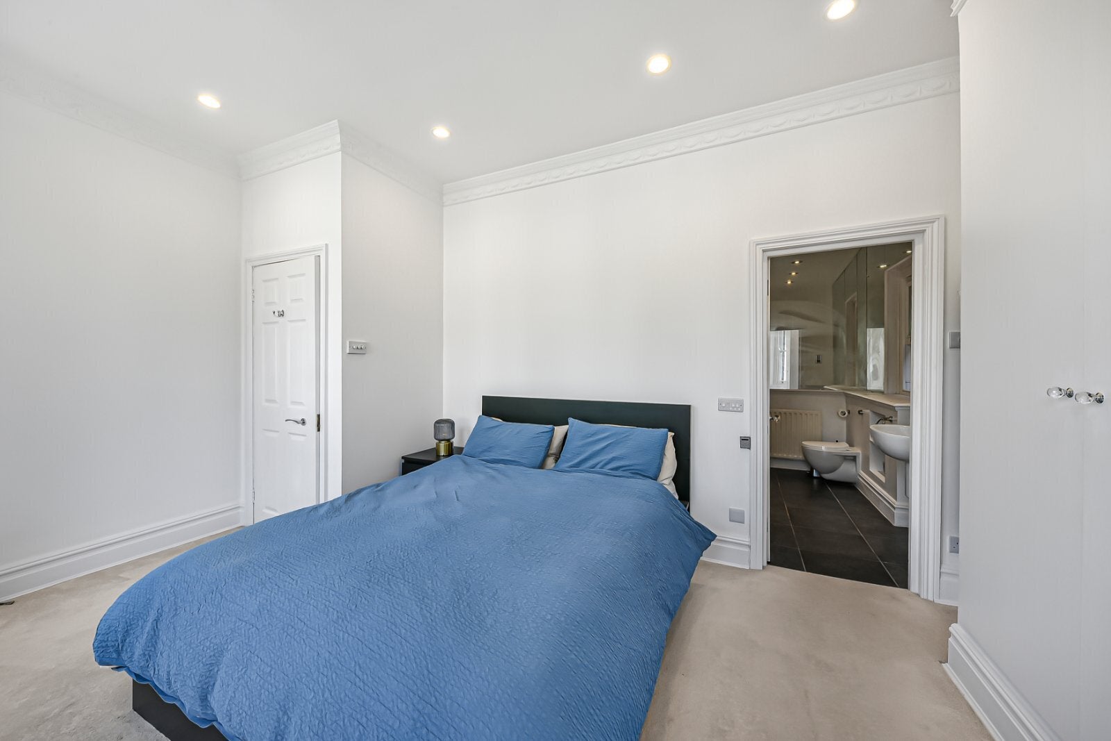 Flat Frognal Lane in Greater London