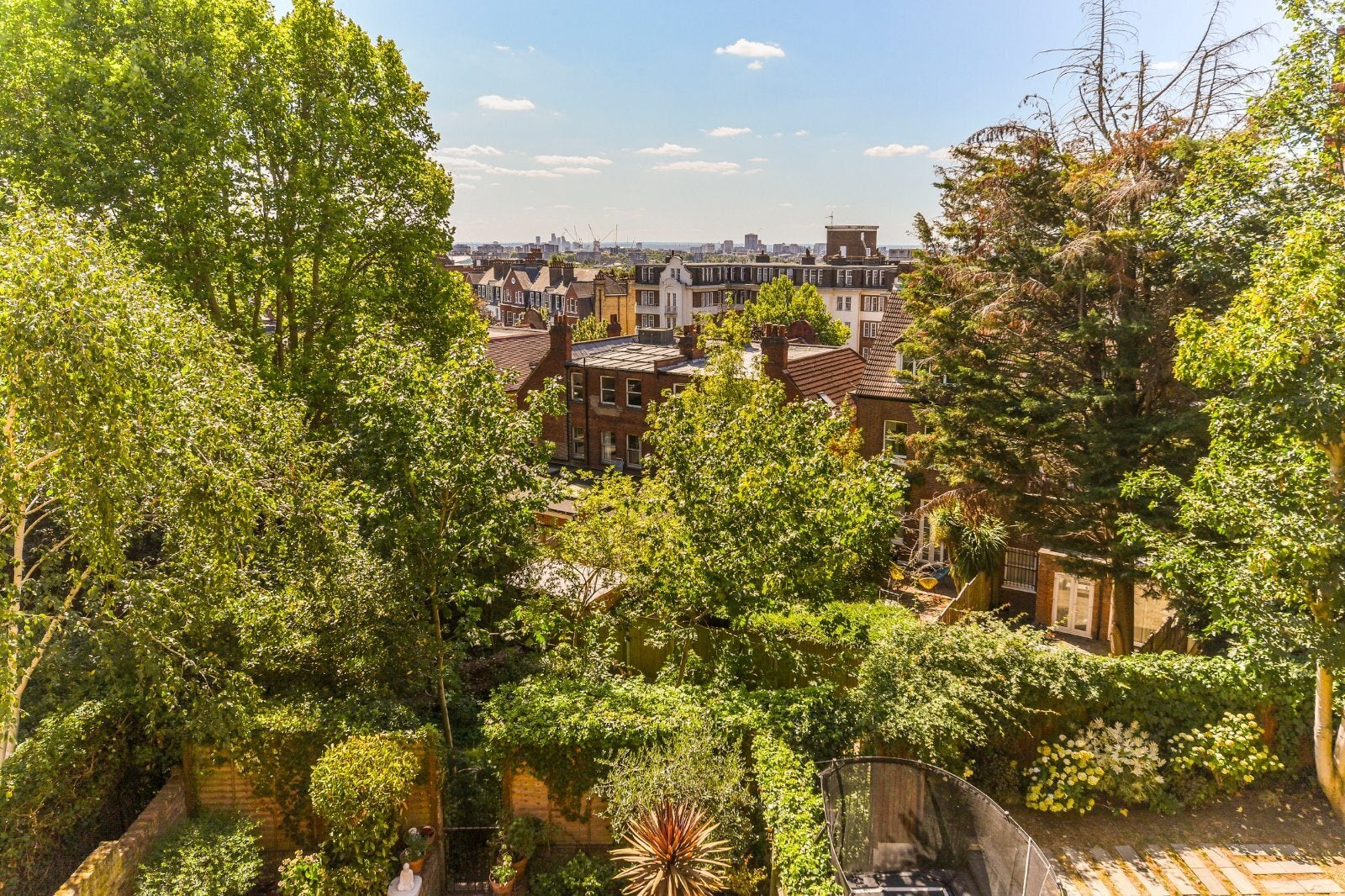 Flat Frognal Lane in Greater London