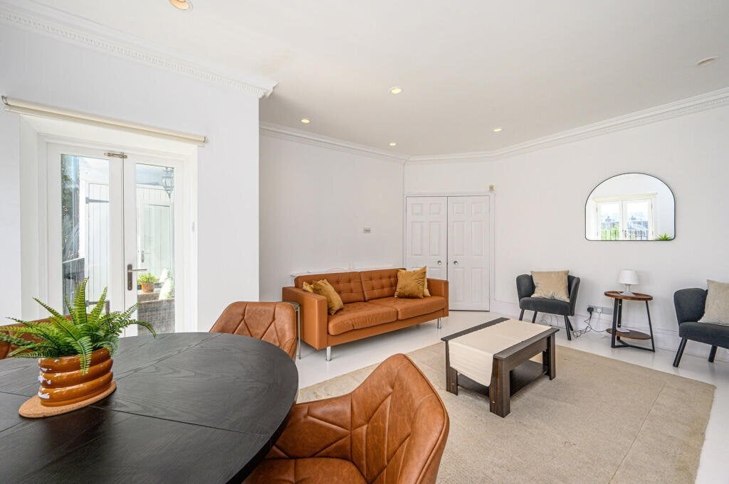 Flat Frognal Lane in Greater London