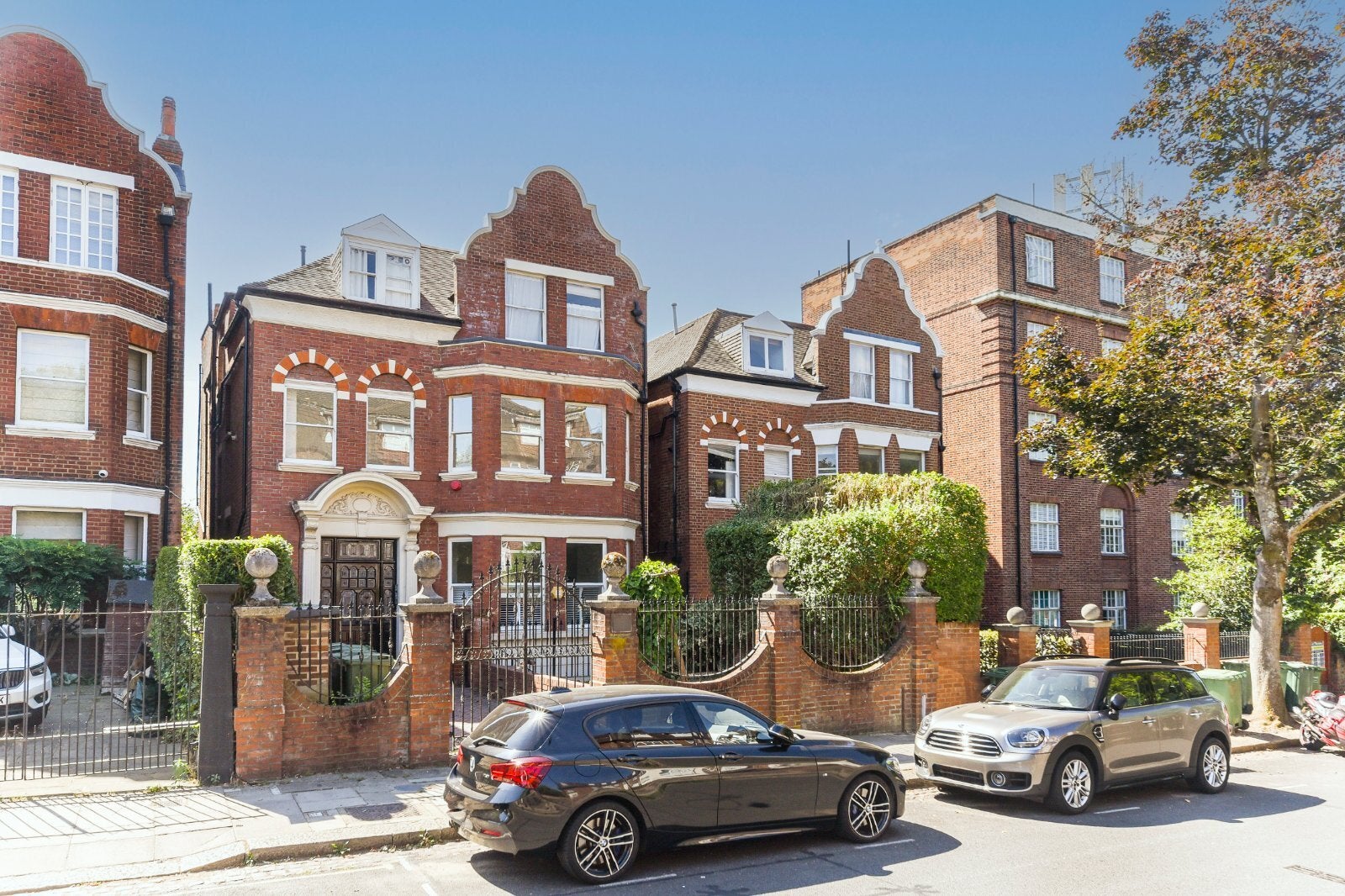 Flat Frognal Lane in Greater London