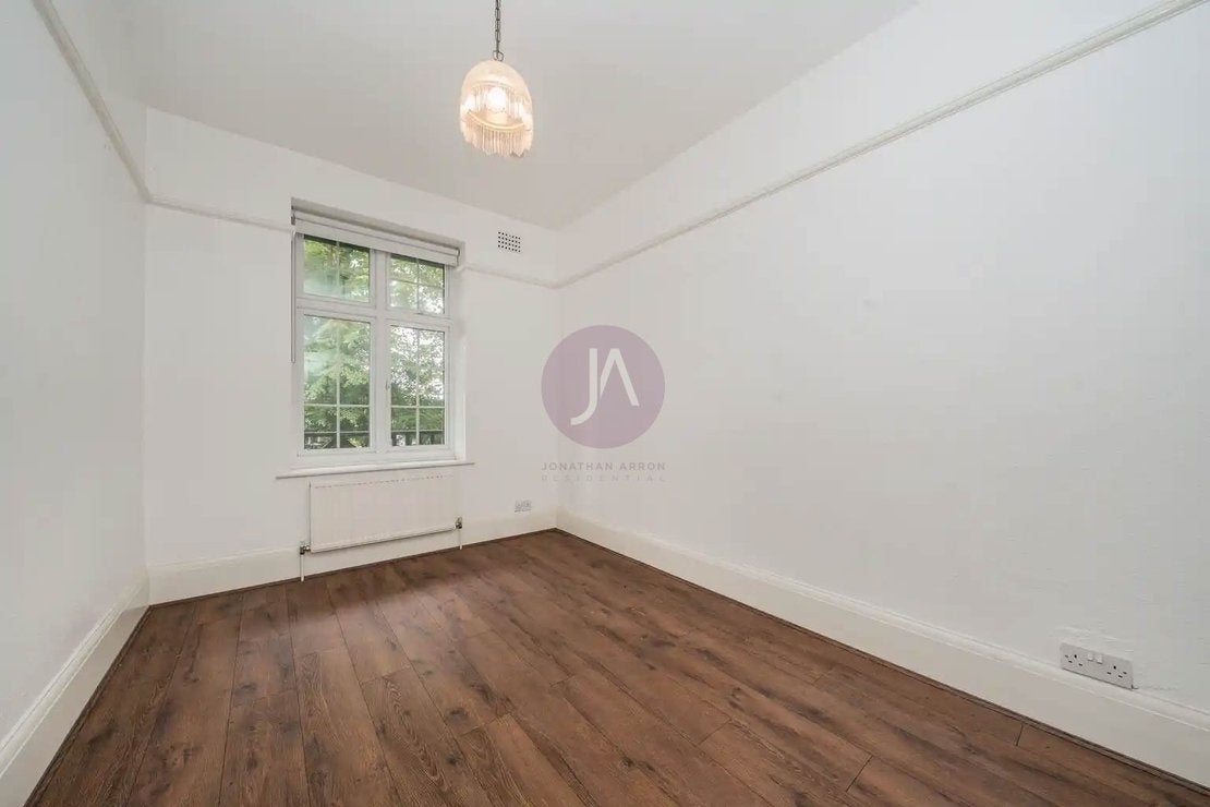 Flat Finchley Road in Greater London