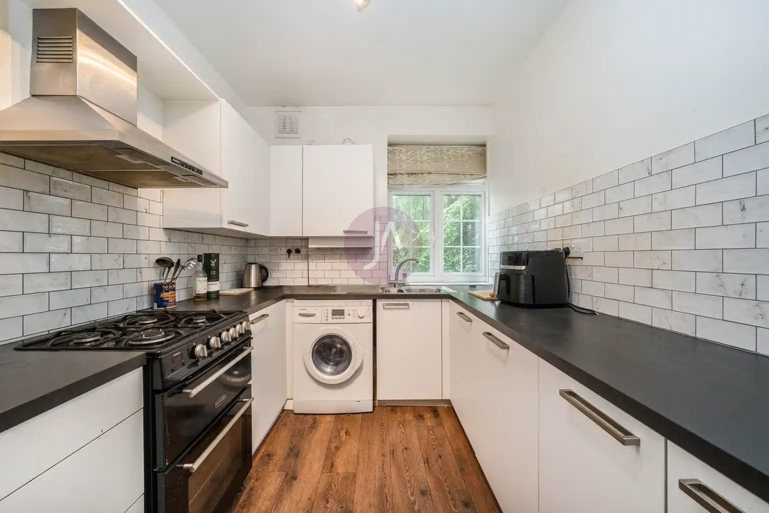 Flat Finchley Road in Greater London