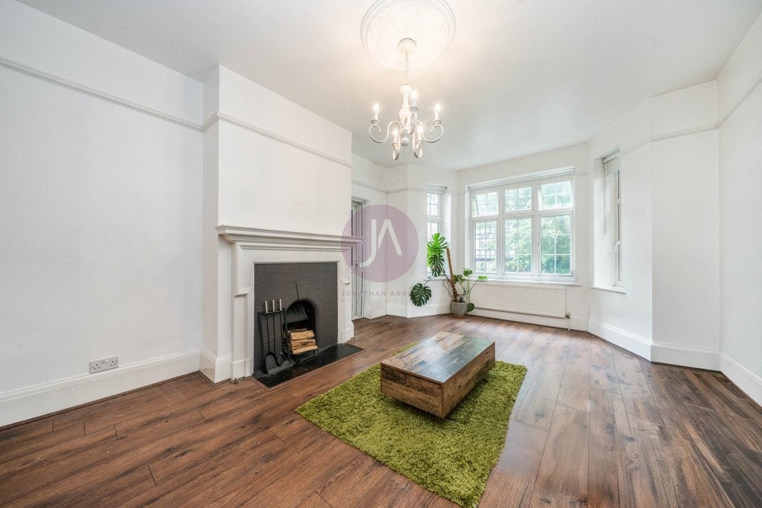 Flat Finchley Road in Greater London