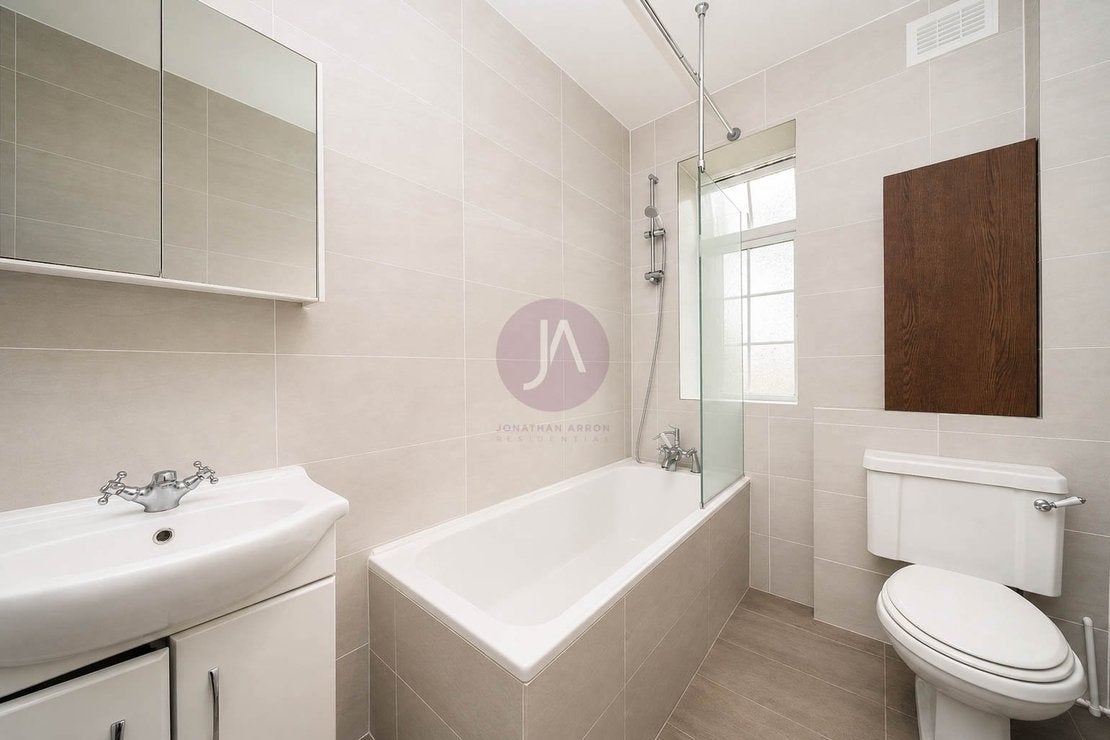 Flat Finchley Road in Greater London