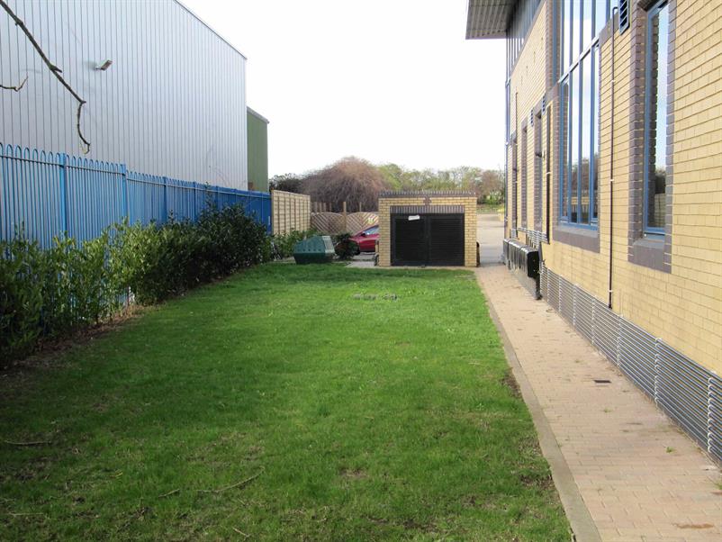 Flat Ridge Way in Richings Park