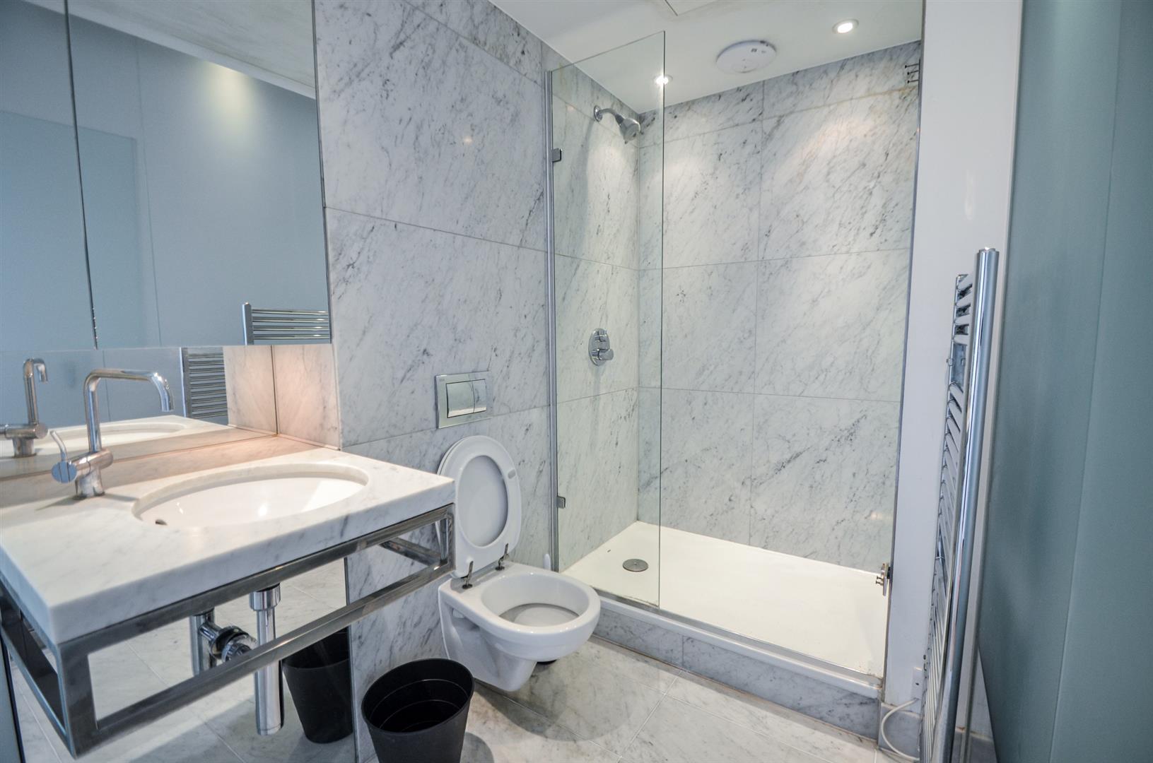 Flat Fairmont Avenue in Greater London