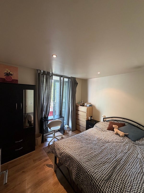 Room Bacon Street in Greater London